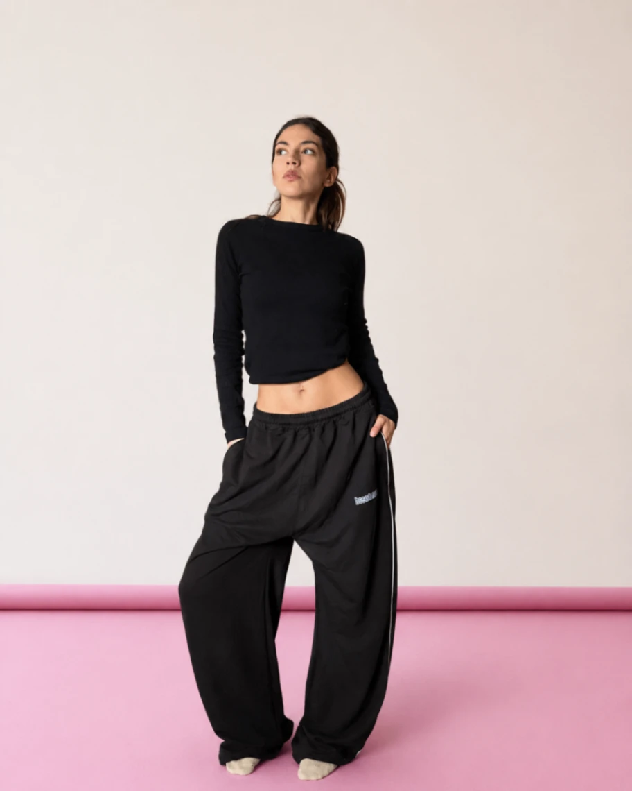 PANTALÓN OVERSIZE NEGRO CON VIVO BLANCO