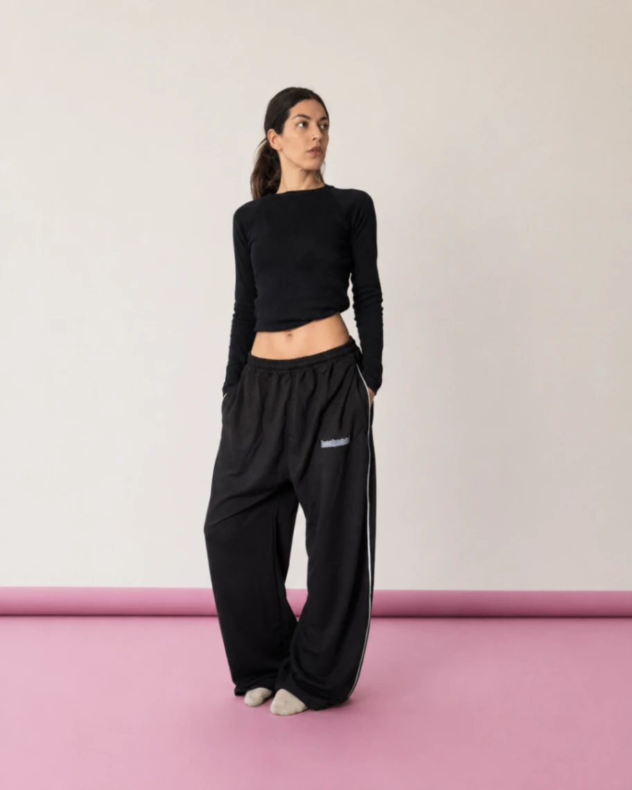 PANTALÓN OVERSIZE NEGRO CON VIVO BLANCO PARA MUJER