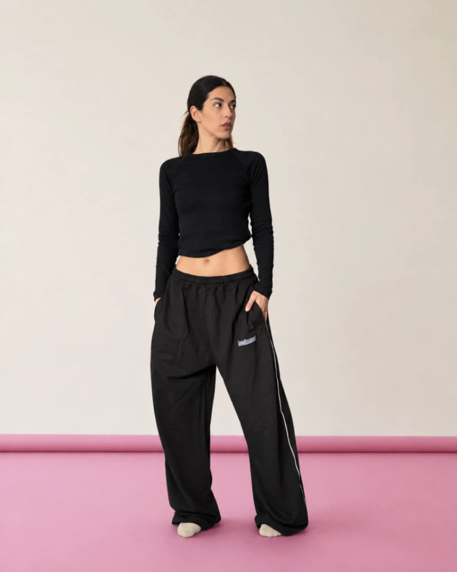 PANTALÓN OVERSIZE NEGRO CON TIRA BLANCA